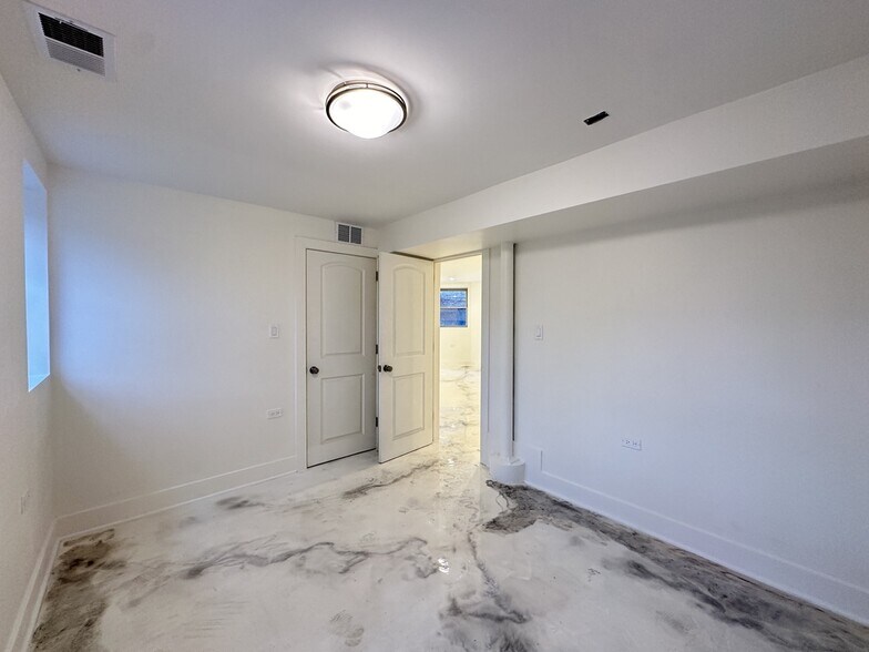 Building Photo - 2537 N Kildare Ave