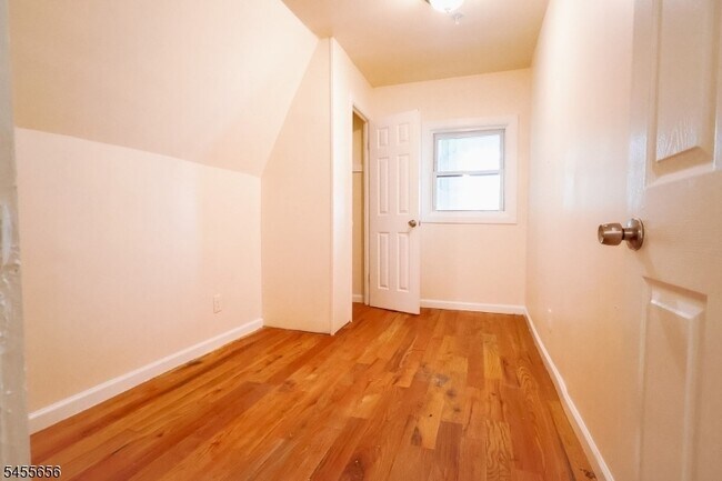 Building Photo - 112 Chadwick Ave