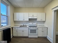 Building Photo - 202 N Centre St