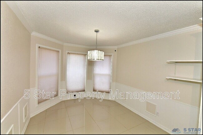 Building Photo - 529 Castlerock Ln