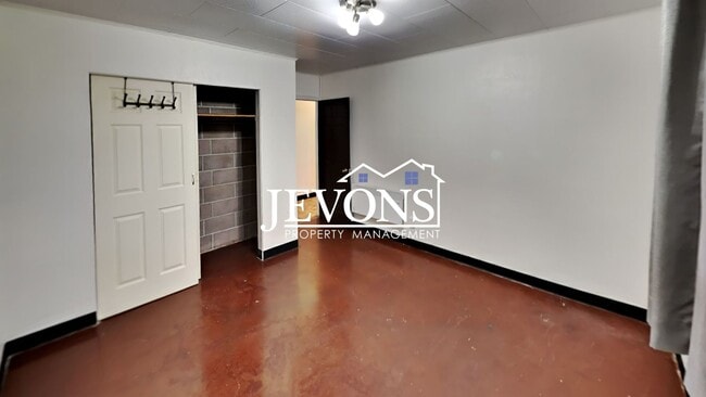 Building Photo - Inviting 2-bedroom with a fully fenced lar...