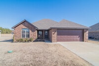 Building Photo - 3 Bed 2 Bath