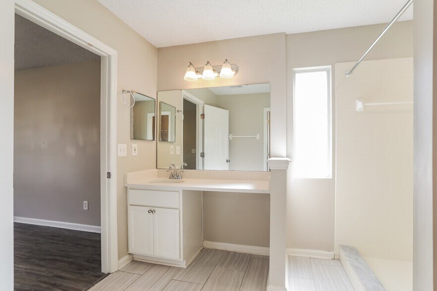 Building Photo - 1936 Hunters Trace Cir