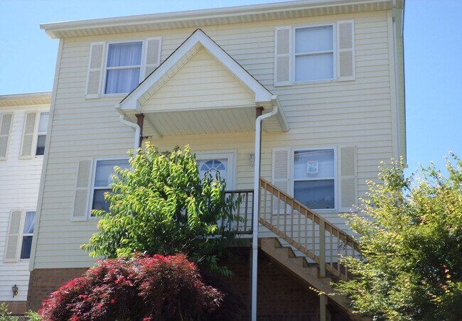 Building Photo - 3 Bedroom 2.5 Bath 1 Car Garage Duplex
