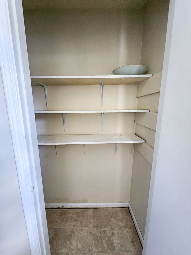 Building Photo - 3 bed 1 bath unit in duplex