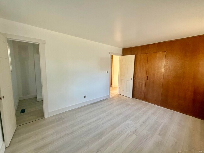 Building Photo - 404 S Hickory Dr