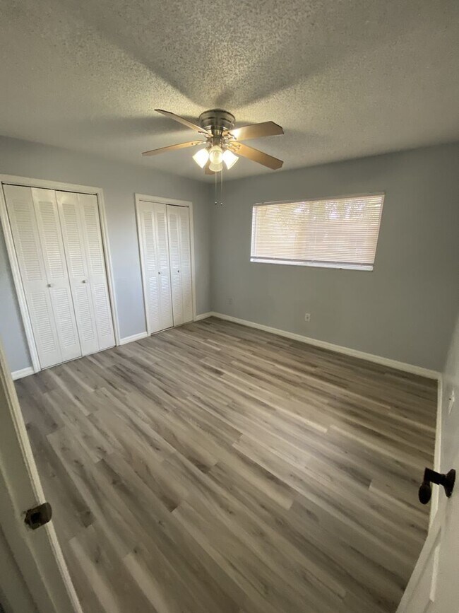 Building Photo - 437 E Rosewood Ln