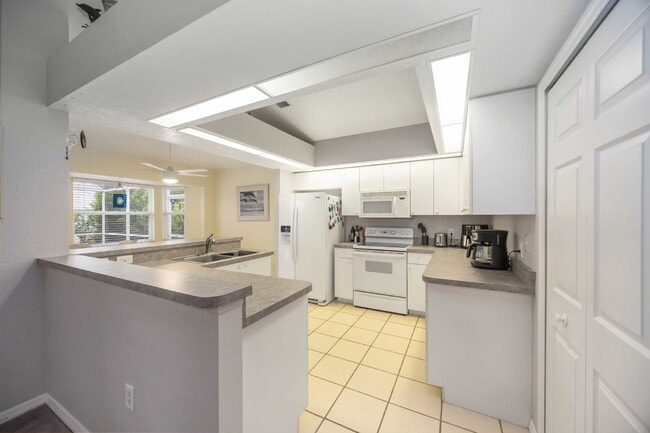 Building Photo - Nestled in the picturesque community of Rotonda Lakes!