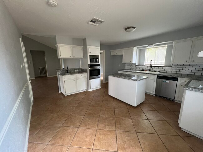 Building Photo - 14715 Spring Lake Dr