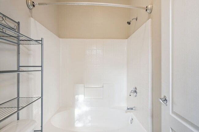 Building Photo - Charming 3-bed, 2-bath townhome in gated community!