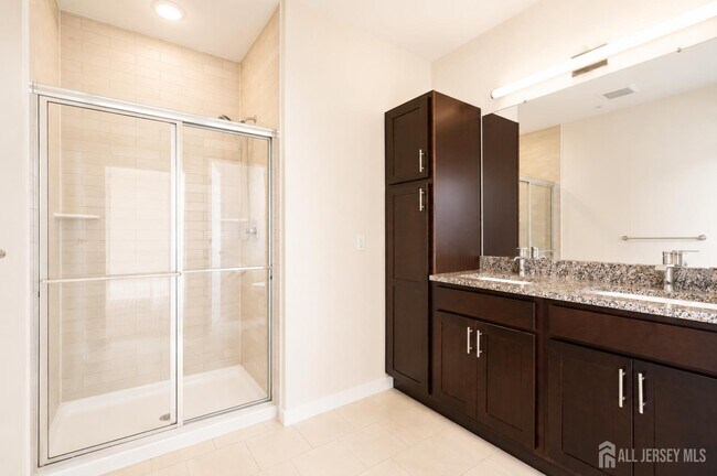 Building Photo - 723 Lorhan Dr