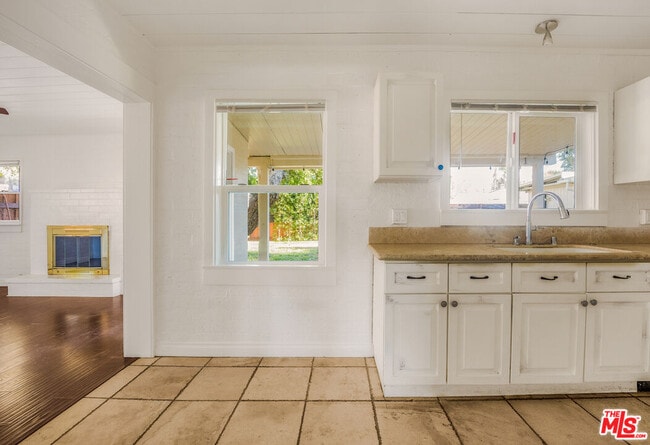 Building Photo - 5754 Fallbrook Ave