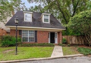 Building Photo - 3/2 Townhouse near USA! GATED! Students Welcome!