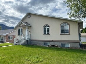 Building Photo - Carterville Duplex