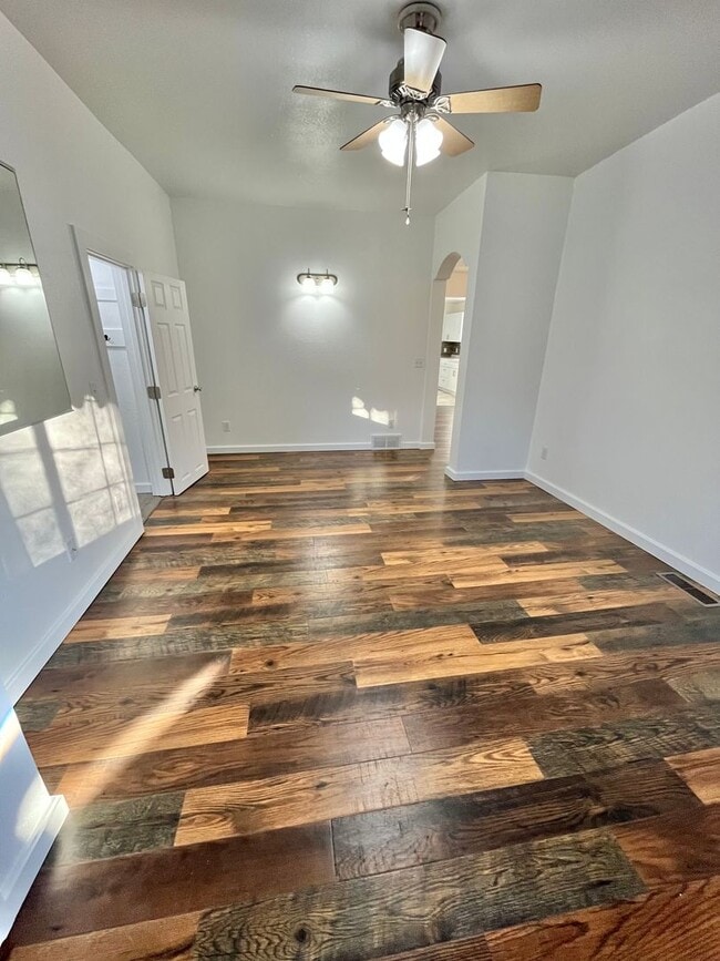 Building Photo - Spacious Fully Remodeled Ground Floor Duplex!
