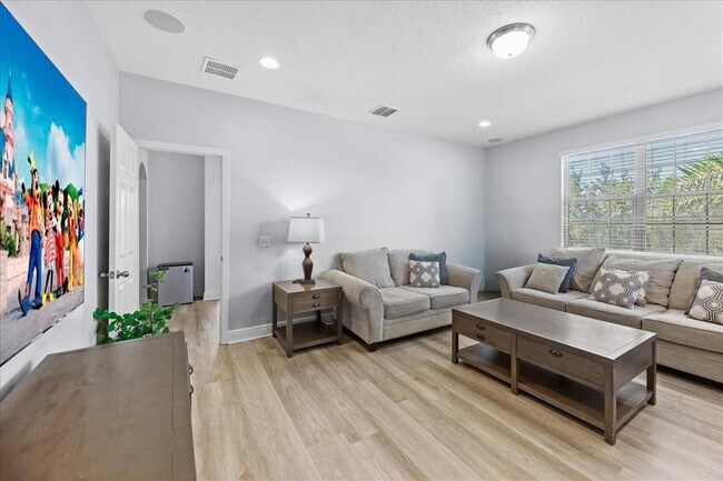 Building Photo - 8746 Crescendo Ave