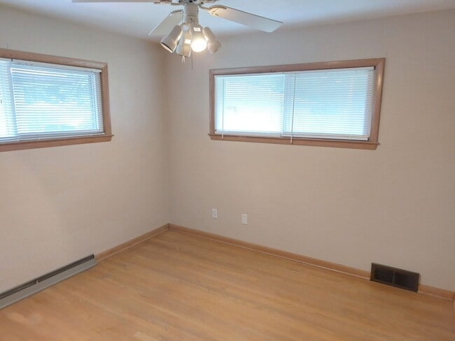 Building Photo - 3 bedroom 1.5 bath brick ranch home with f...