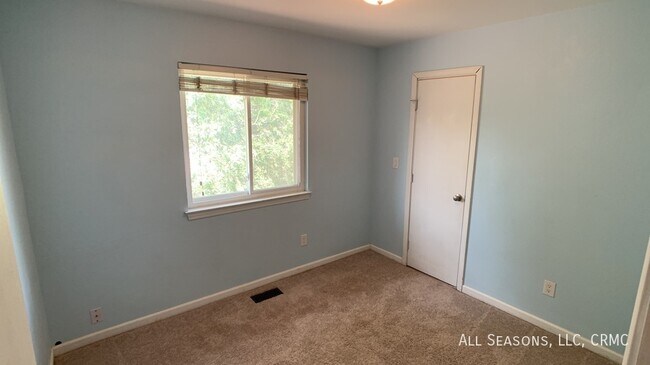 Building Photo - 210 Wallace St