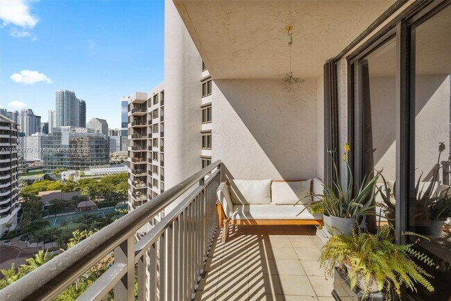 Building Photo - 540 Brickell Key Dr