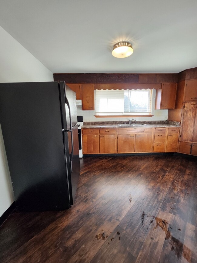 Building Photo - Swords & Rohmann