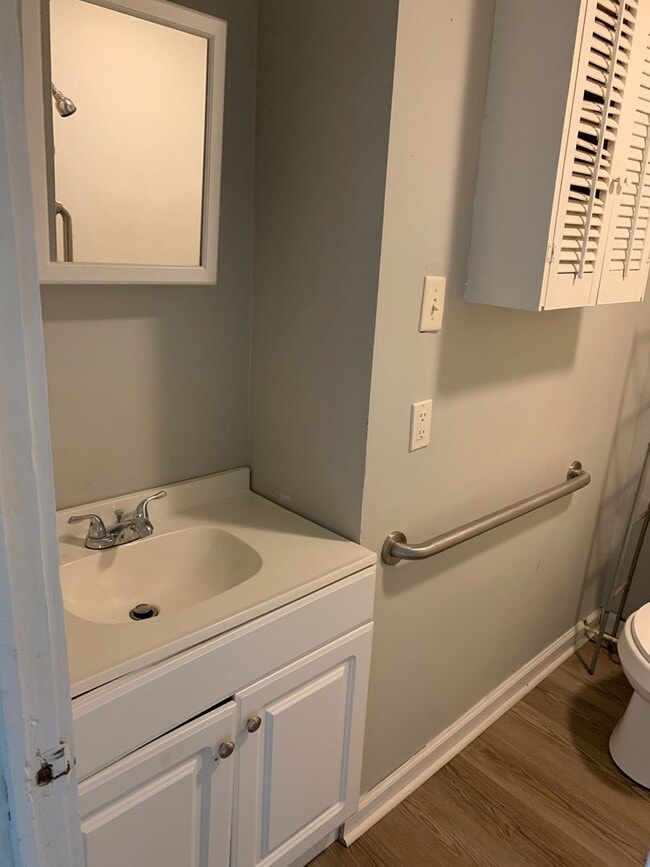 Building Photo - 817 W Matthews Ave