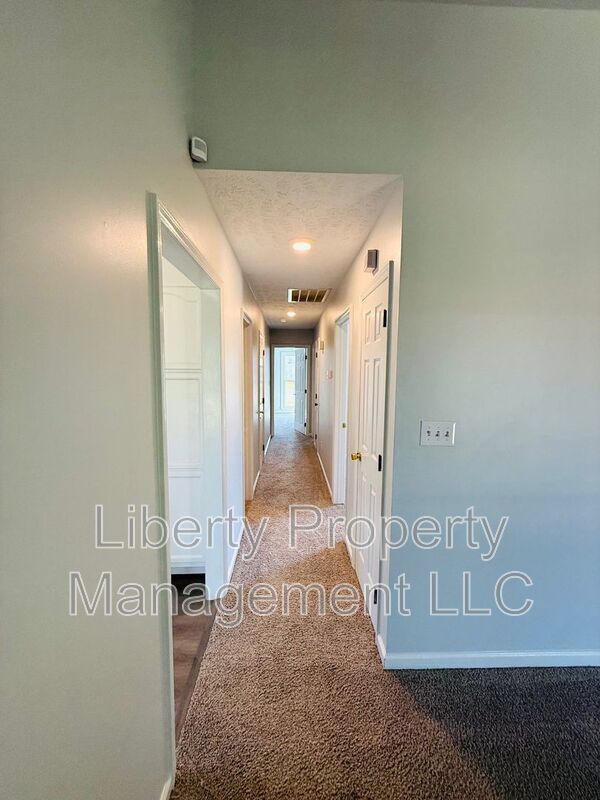 Building Photo - 1705 Veanna Dr