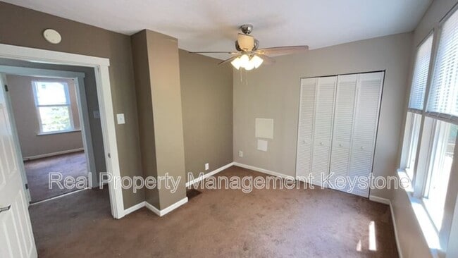 Building Photo - 303 Lexington Ct