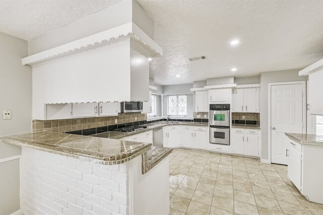 Building Photo - 623 E Cypresswood Dr
