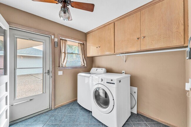 Building Photo - 6327 Wynnwood Ln