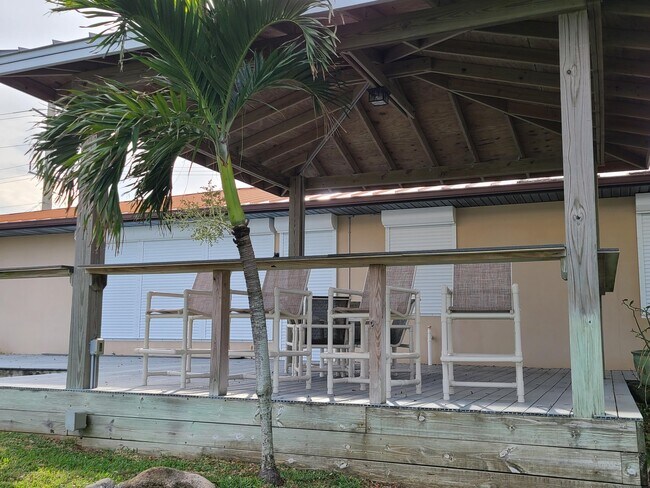 Building Photo - 2557 Pineapple Ave