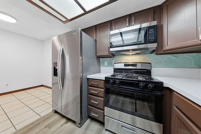 Building Photo - Beautifully Updated 2BR/2BA Downstairs Con...