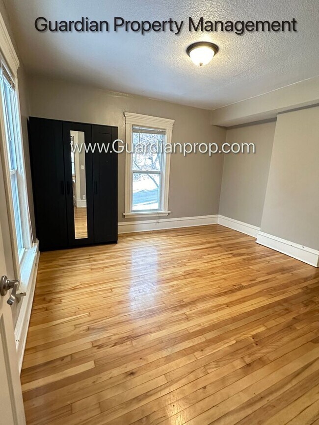 Building Photo - Kenwood Apartment, Private Entry, Parking, Pets Welcome, Video Walk Through