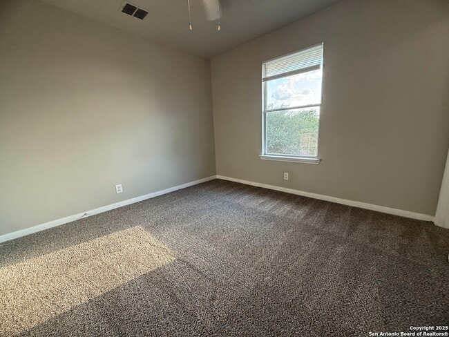 Building Photo - 570 Roadrunner Ave