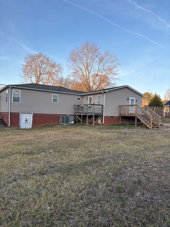 Building Photo - 3 Bedroom East Rowan Home