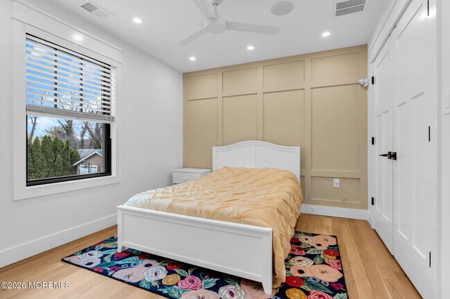 Building Photo - 2017 5th Ave