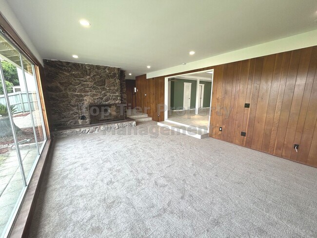 Building Photo - ***Oceanside Charmer 3 bed / 2 bath House ...