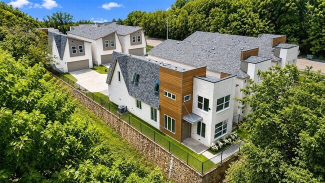 Building Photo - 321 Oakbend Dr