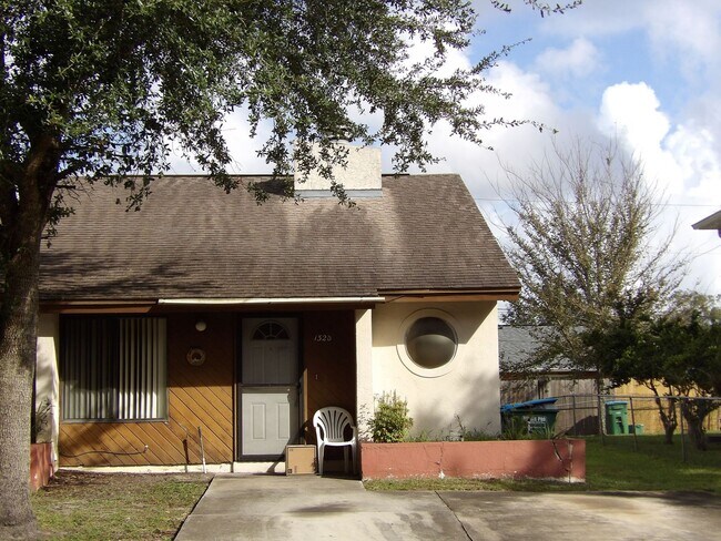 Building Photo - Hummingbird 132-D