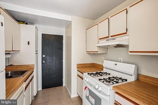 Building Photo - 3900 Tunlaw Rd NW