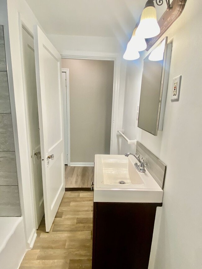 Building Photo - SPACIOUS 4 BED/2 BATH HOUSE-Luxury Vinyl F...