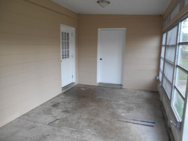 Building Photo - Three bedroom two bath - North Lakeland