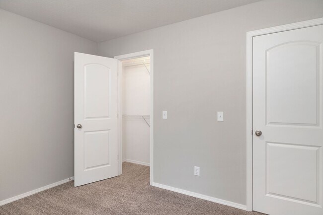 Building Photo - 662 S Long Dr