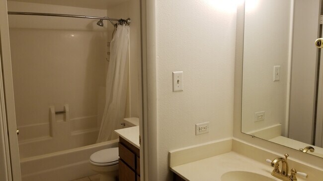 Building Photo - 1111 E University Dr