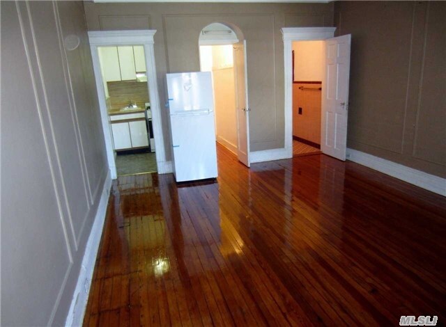 Interior Photo - 22 Lawrence Ave