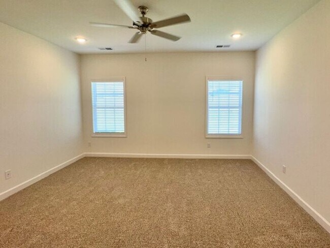 Building Photo - Move In Special! Half off August Rent. Con...