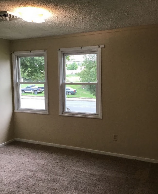 Building Photo - 533-543 Hollywell Ave