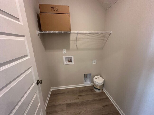 Building Photo - 4 Bed 3 Bath Townhome Near The Heart Of Shelbyville
