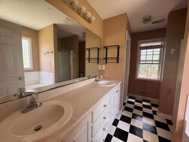 Building Photo - 547 Lockwood Dr