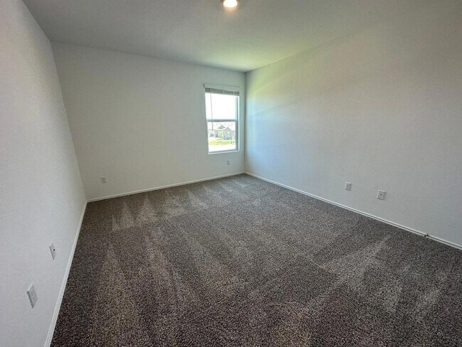 Building Photo - 425 Salt Springs Rd