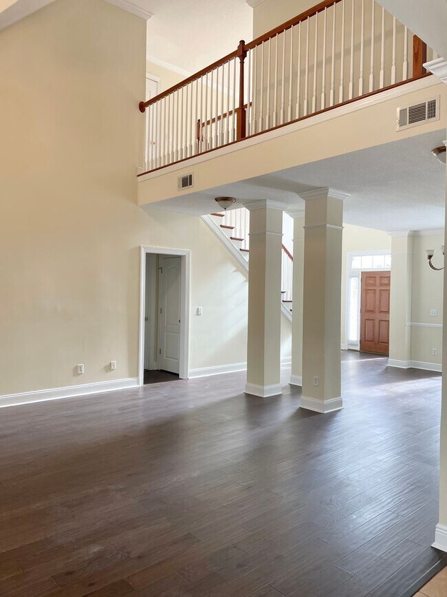 Building Photo - Large Home Settled on Culd-e-sac